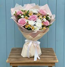Букет цветов из:  Гвоздики, Орхидеи и Розы в Чернышковский