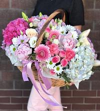 Цветочная композиция из Розы, Хризантемы, Пионы и Лизиантусы в корзине в Чернышковский