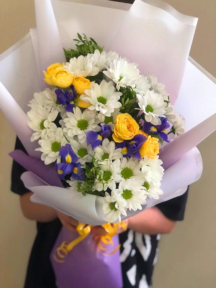 Букет цветов из: Ирисы, Хризантемы и Розы в Чернышковский