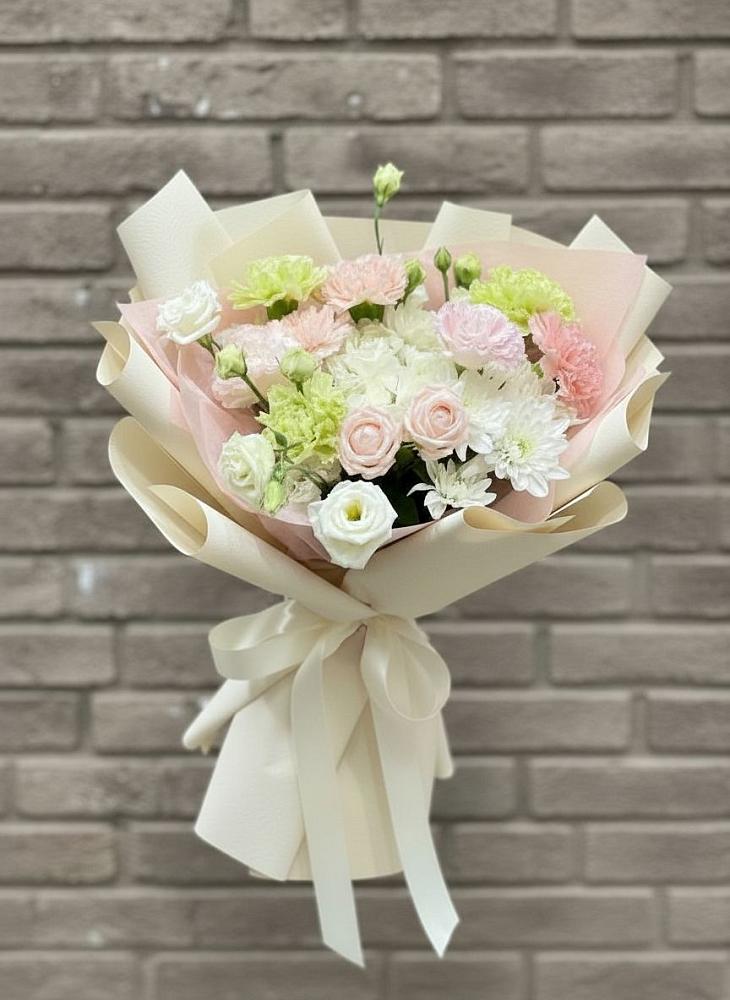 Букет цветов из: Гвоздики, Розы, Лизиантусы и Хризантемы в Чернышковский