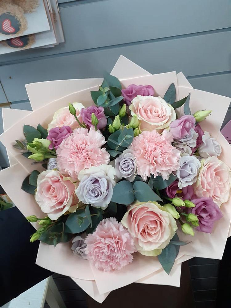 Букет цветов из: Розы, Гвоздики и Лизиантусы в Чернышковский