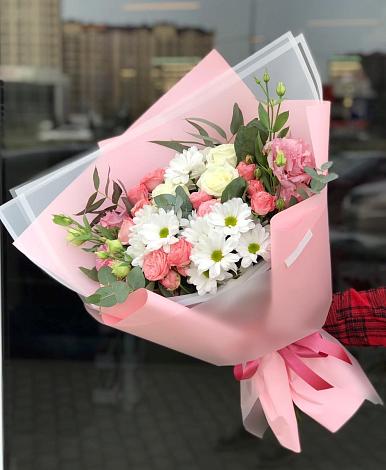Букет цветов из: Розы, Лизиантусы и Хризантемы в Чернышковский