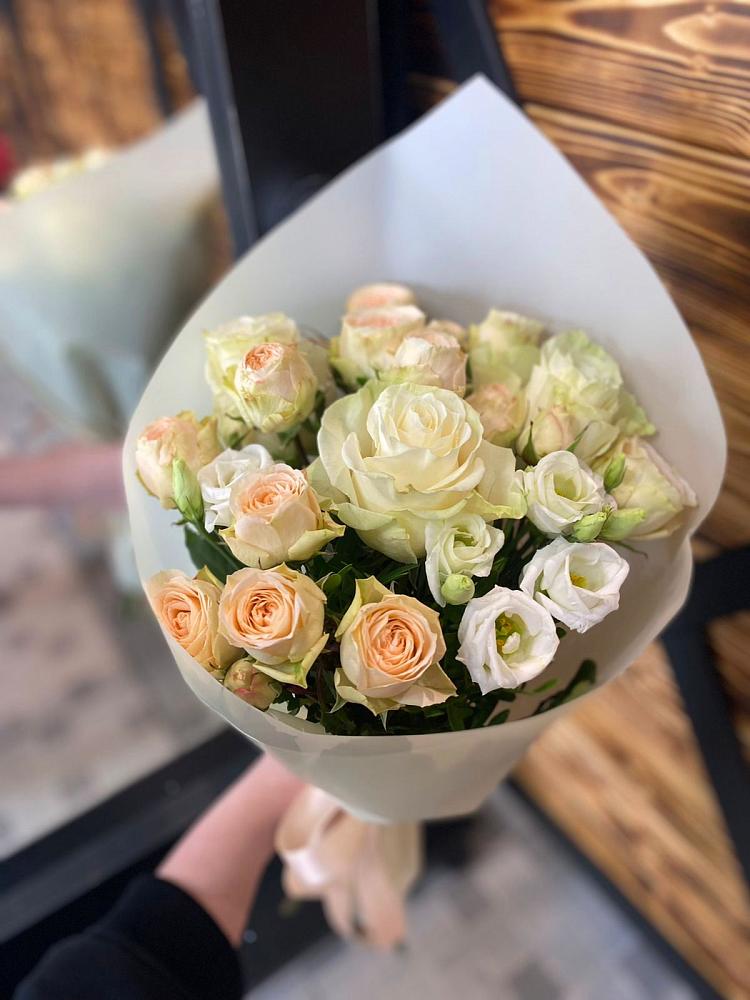 Букет цветов из: Розы и Лизиантусы в Чернышковский